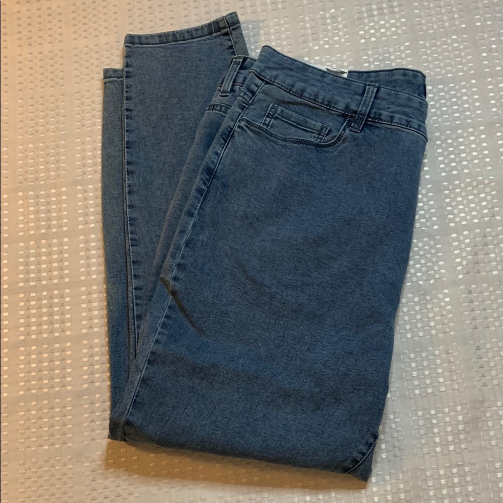 Joe Fresh plus size women’s blue denim jeggings, size 20W.